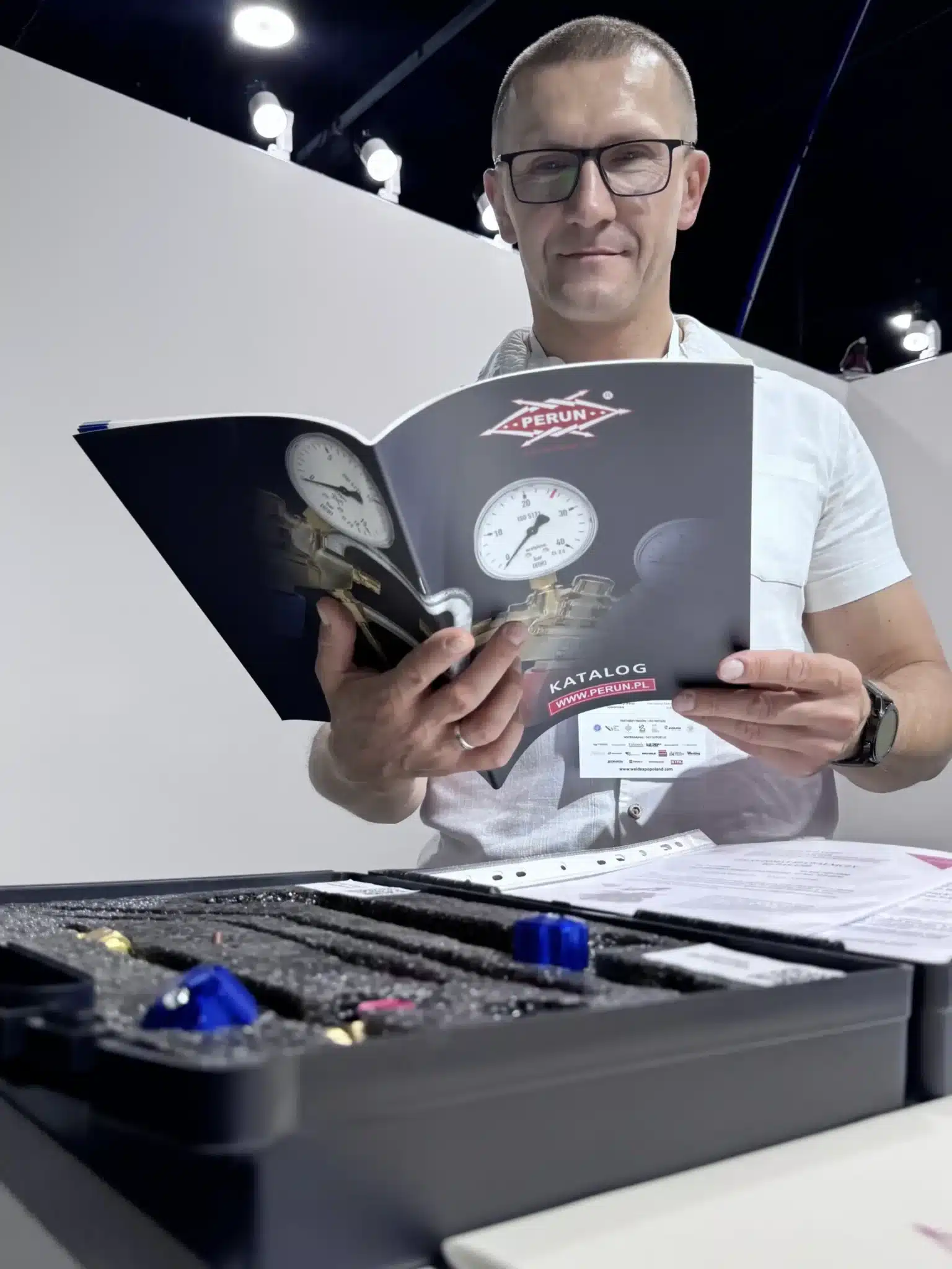 Piotr Bodal - kierownik działu Handlu i Marketingu w PERUN na stoisku